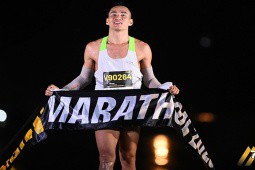 “Dị nhân” Phạm Tiến Sản thắng nhà vô địch người Pháp, đăng quang Long Biên Marathon 2023