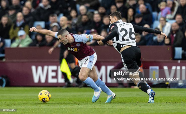 Aston Villa (áo thẫm) chơi nhỉnh hơn Fulham