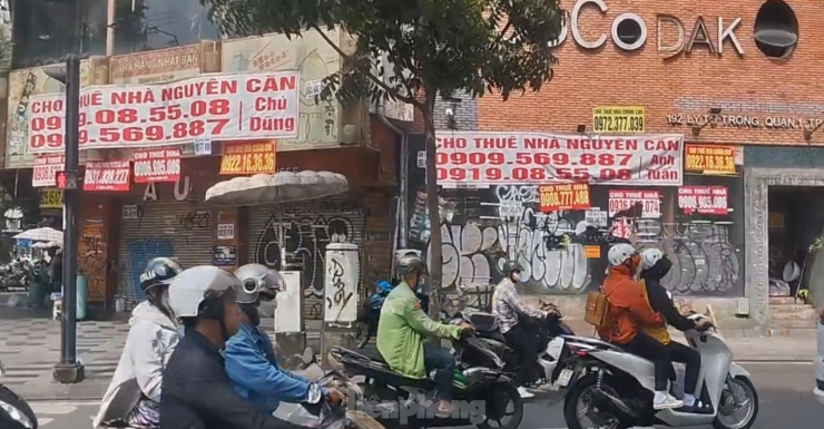 Hết thời ‘đẻ trứng vàng’, nhà mặt phố thi nhau rao bán - 1