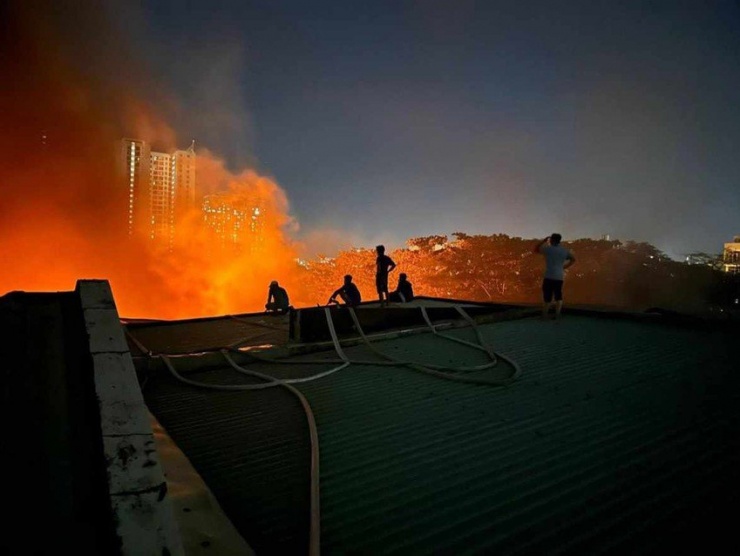 Vụ cháy kho hàng một công ty phường Tân Kiểng vào tối ngày 11-11. Ảnh: PC07