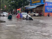 Tin tức trong ngày - Mưa lớn, nhiều tuyến đường ở TP Vinh ngập sâu