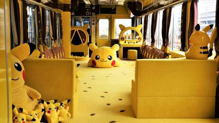 Trên khắp con tàu POKÉMON with YOU Train&nbsp;là các họa tiết Pikachu và Pokéball dễ thương, từ sàn nhà, cửa nhà vệ sinh cho đến số ghế.&nbsp;
