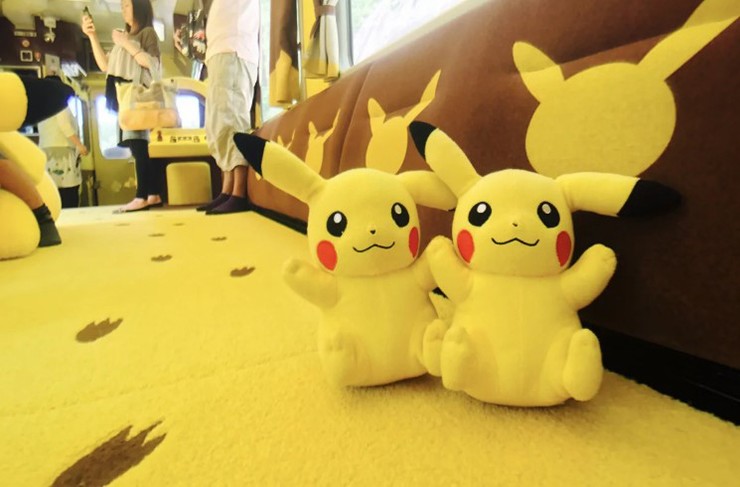 Hình bóng và dấu chân của Pikachu trang trí ghế ngồi, rèm cửa và tường, đồng thời có bóng Pokémon trên đèn trần. Bạn không cần phải là một đứa trẻ mới có thể tận hưởng chuyến tàu này, người hâm mộ Pokémon ở mọi lứa tuổi đều có thể thưởng thức nó.
