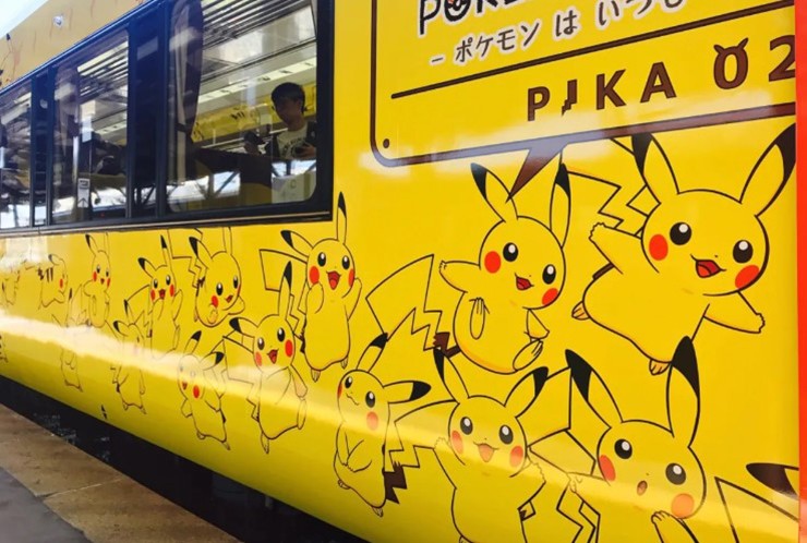 Nếu có thời gian trước khi lên tàu, bạn nhất định nên chụp một bức ảnh cùng tàu Pikachu khi&nbsp;nhìn ra ngoài cửa sổ.
