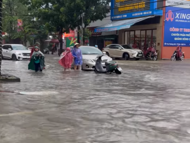 Mưa lớn, nhiều tuyến đường ở TP Vinh ngập sâu