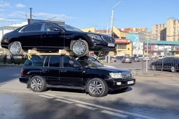 Video: Toyota Land Cruiser “cõng“ Maybach S-Class đi bát phố