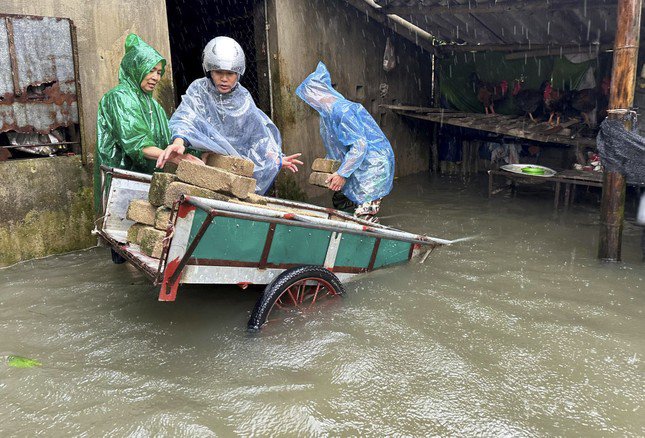 Người dân chủ động di dời tài sản, đồ đạc để giảm thiệt hại do đợt mưa gây ra.