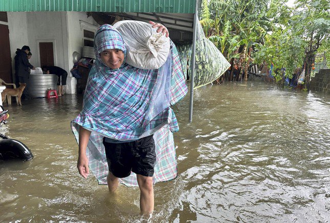 Hà Tĩnh: Mưa lớn gây sạt lở núi Nầm, đường biến thành sông - 10