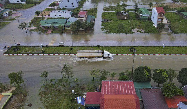 Hà Tĩnh: Mưa lớn gây sạt lở núi Nầm, đường biến thành sông - 4