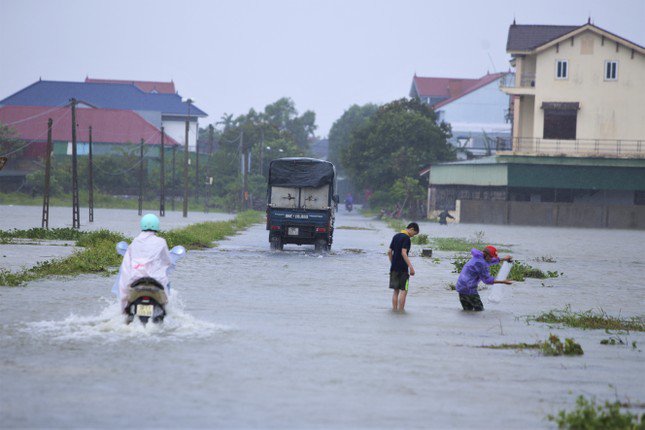 Hà Tĩnh: Mưa lớn gây sạt lở núi Nầm, đường biến thành sông - 12