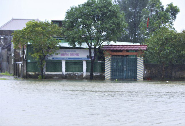 “Mưa lớn kéo dài suốt đêm, đến sáng nay thì nước ngoài đồng đã tràn vào nhà, chúng tôi không kịp xoay sở. Nếu tiếp tục mưa lớn có thể phải tạm di tán đến nơi khác”, một người dân cho hay.