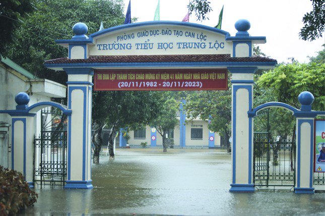 Ông Đặng Trần Phong - Chủ tịch UBND huyện Can Lộc cho biết, trước tình hình mưa lũ diễn biến phức tạp, huyện đã chỉ đạo các địa phương chủ động theo dõi sát tình hình, chuẩn bị sẵn sàng các phương án, kế hoạch kịp thời ứng phó. Các lực lượng công an, quân sự, dân quân và địa phương đã bố trí lực lượng, sẵn sàng công tác ứng cứu, giúp bà con di dời khi cần thiết.