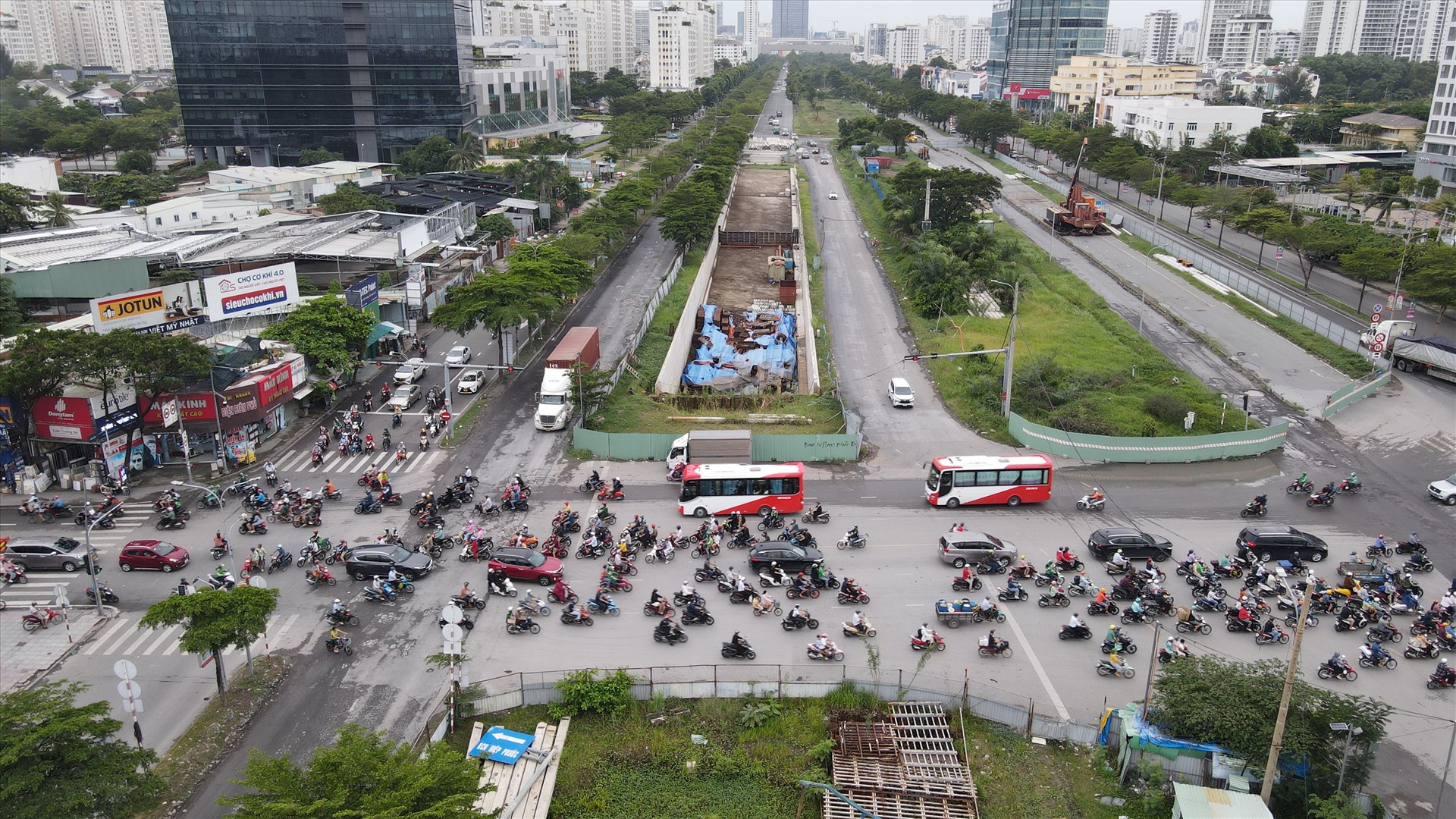 Lô cốt tại giao lộ Nguyễn Văn Linh - Nguyễn Hữu Thọ, quận 7. Đây là dự án liên tục bị chậm tiến độ khiến người dân rất mệt mỏi. Dự án khởi công vào tháng 6/2020, với tổng vốn 830 tỷ đồng (giai đoạn 1), dự kiến hoàn thành sau 2 năm nhưng hiện mới đạt hơn 40%.