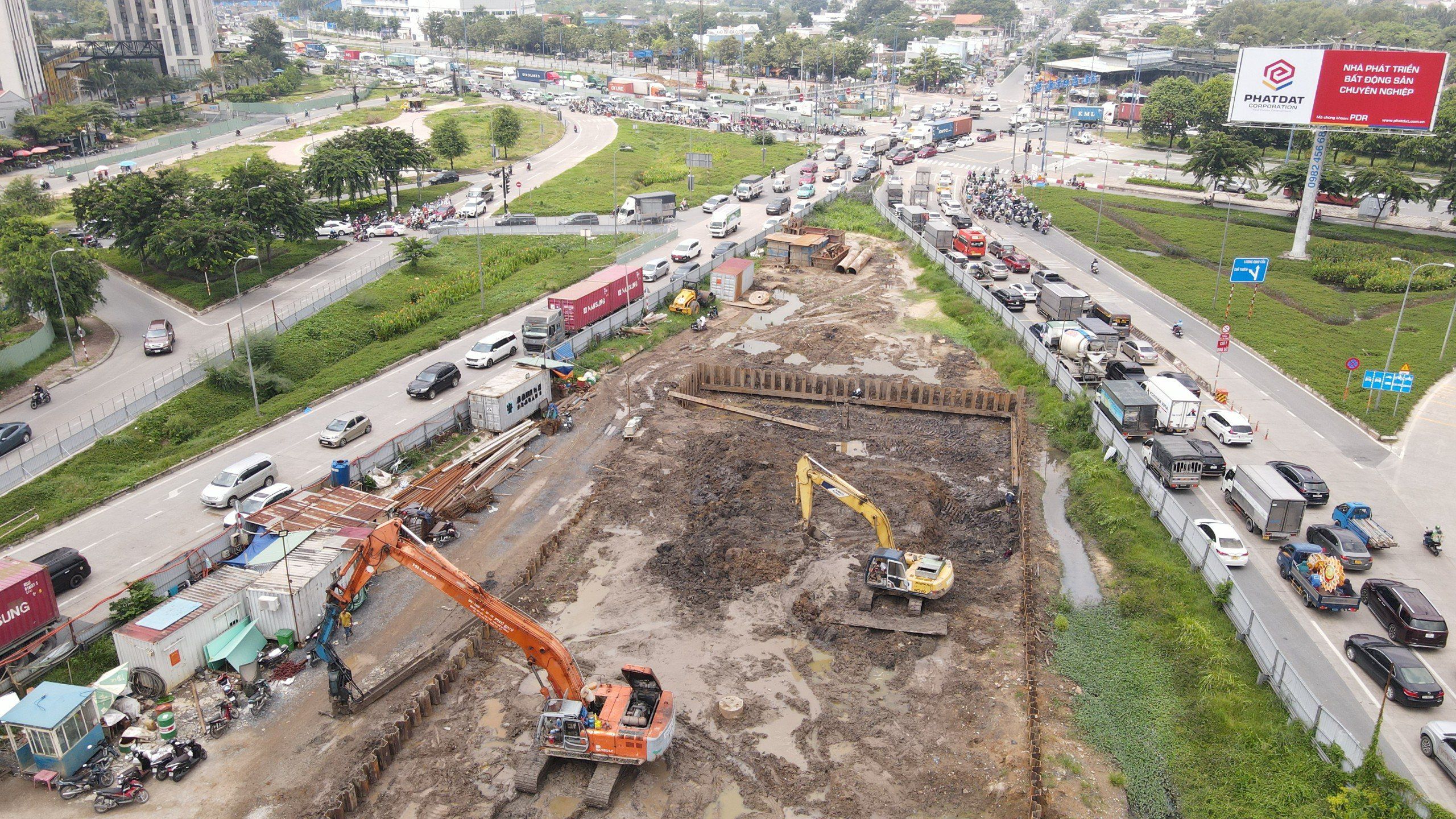 Sở GTVT TP.HCM cho biết, hiện nay trên địa bàn thành phố có tổng số 68 vị trí rào chắn với trên 30 tuyến đường. Dự án nút giao An Phú là một trong số những dự án trọng điểm,&nbsp;nên công trình được dựng rào chắn vào đầu năm nay. Rào chắn chiếm diện tích lớn nên giao thông tại khu vực này luôn ùn tắc.