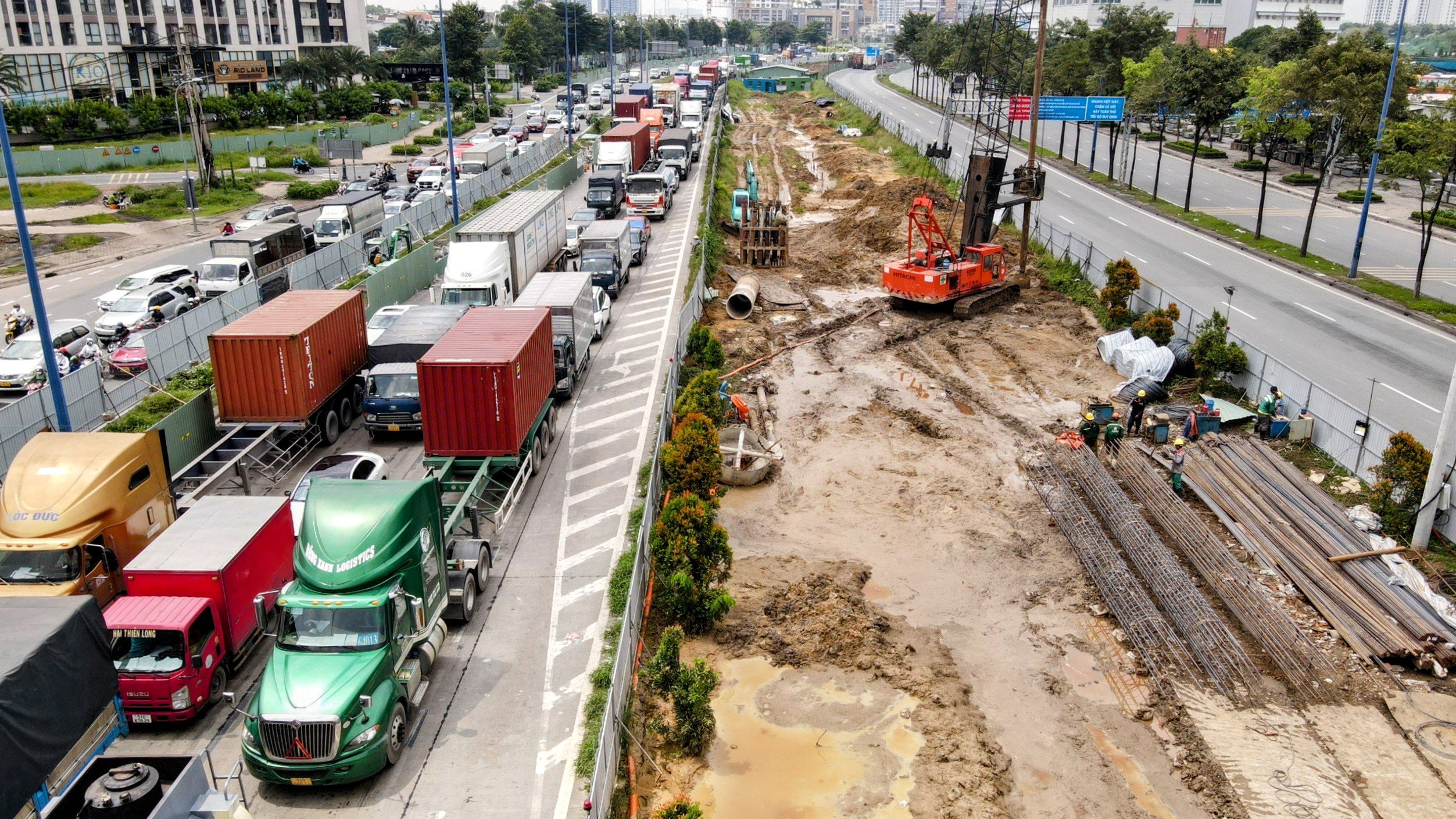 Hàng nghìn ô tô và xe máy nối đuôi nhau nhích từng chút qua nút giao An Phú, do bị lô cốt chiếm dụng phần lớn mặt đường.