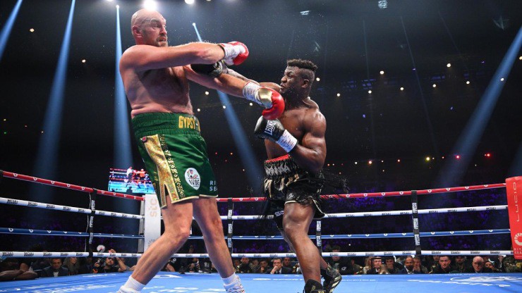 Fury giành chiến thắng "toát mồ hôi" trước&nbsp;Ngannou