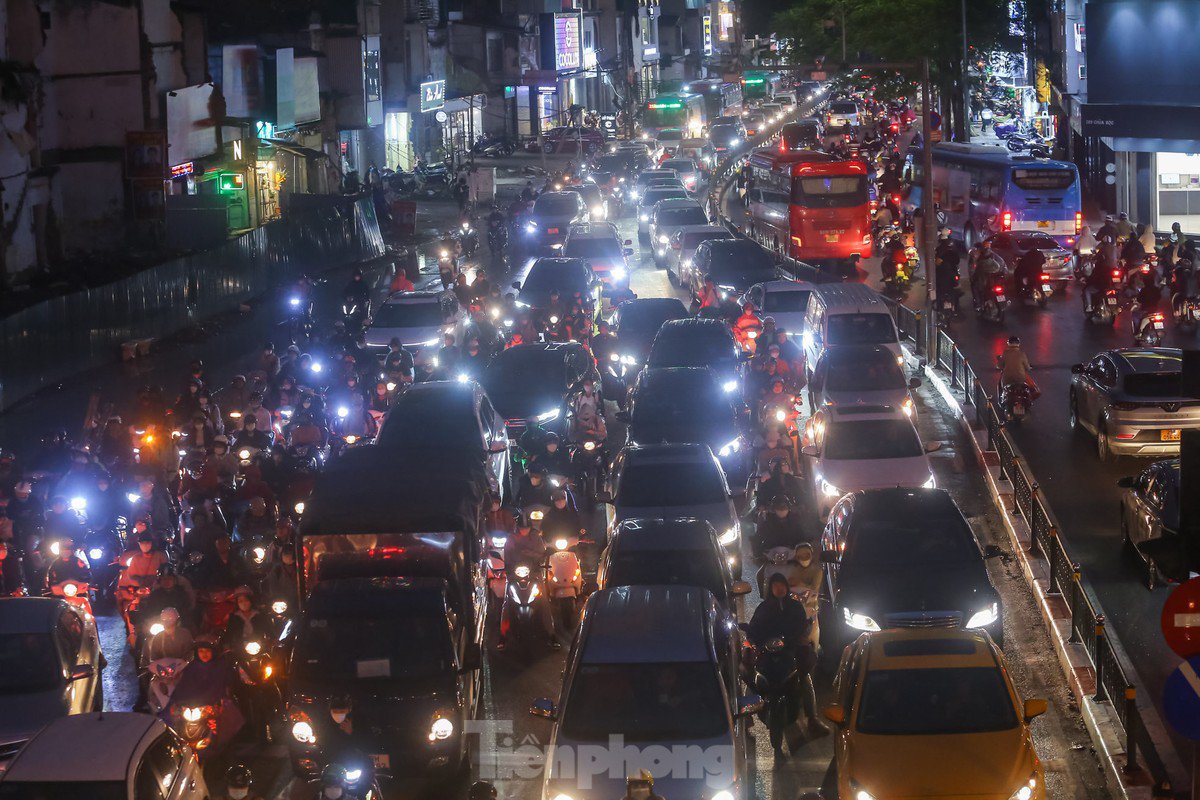 Tương tự, phố Chùa Bộc đông đúc các phương tiện.