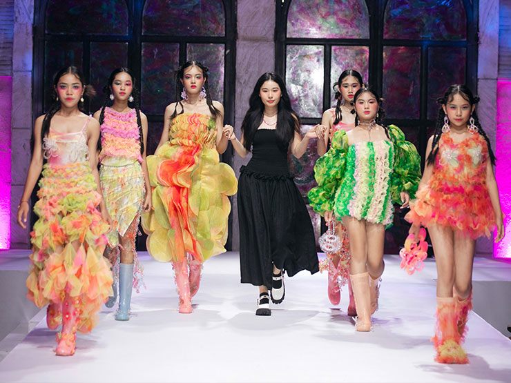 Những "mẫu nhí" tự tin catwalk trên sàn diễn.