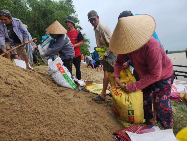 Gần 200 công an, dân quân tự vệ và người dân đóng bao tải cát, đóng cọc tre làm kè để gia cố vị trí sạt lở. Theo ghi nhận khu vực sông Vu Gia đoạn qua thôn Khương Mỹ (Đại Cường) bị sạt lở bờ sông với chiều dài khoảng 100 m, chiều sâu ăn vào bờ từ 4-5 m. Nhiều vị trí sạt lở chỉ cách nhà ở của dân khoảng hơn trăm mét, nguy cơ mất an toàn về người và tài sản. Chính quyền địa phương đã huy động gần 200 công an, dân quân tự vệ và người dân đóng bao tải cát, đóng cọc tre làm kè để gia cố vị trí sạt lở.