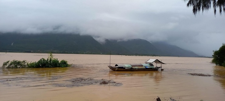 Mưa lớn kèm với việc các thủy điện đồng loạt xả lũ khiến cho mực nước sông lên nhanh, tràn vào nhà người dân.