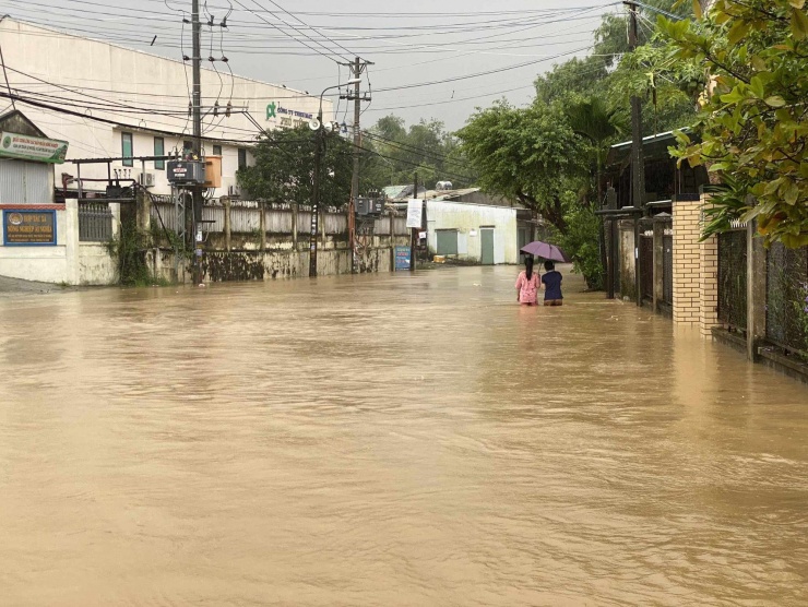 Nhiều khu dân cư ngập sâu gần 1m.