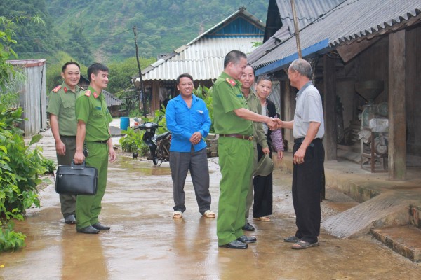 Tranh thủ người uy tín đồng bào dân tộc tham gia đảm bảo an ninh, trật tự ở cơ sở.