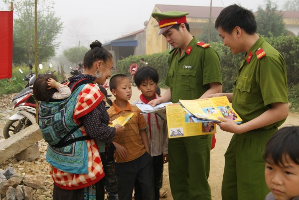 Công an tỉnh Hòa Bình vận động nhân dân tố giác tội phạm truy nã.