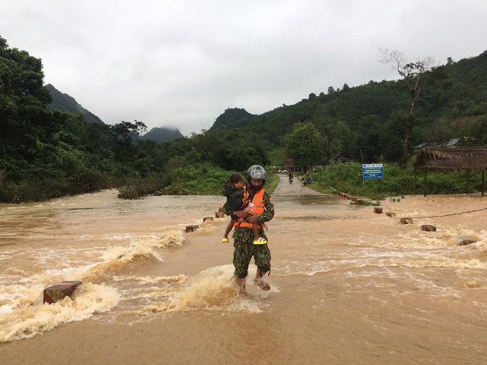 Mưa lớn khiến các ngầm tràn trên địa bàn huyện miền núi Hướng Hóa bị chia cắt, lực lượng chức năng phải túc trực, đảm bảo an toàn cho người dân