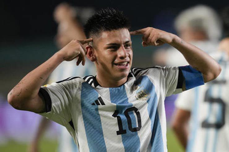 "Tiểu Quỷ" Echeverri sút phạt đẹp mắt đưa U17 Argentina vượt lên chỉ sau 5 phút