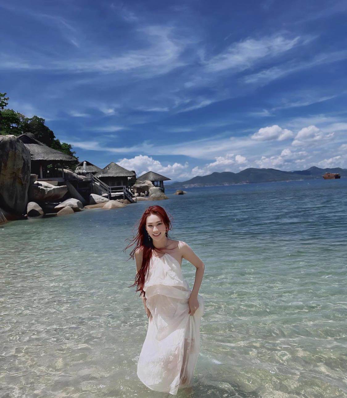 Học cách người yêu cầu thủ Vũ Văn Thanh mặc váy yếm mỏng đi biển đẹp nuột nà - 2