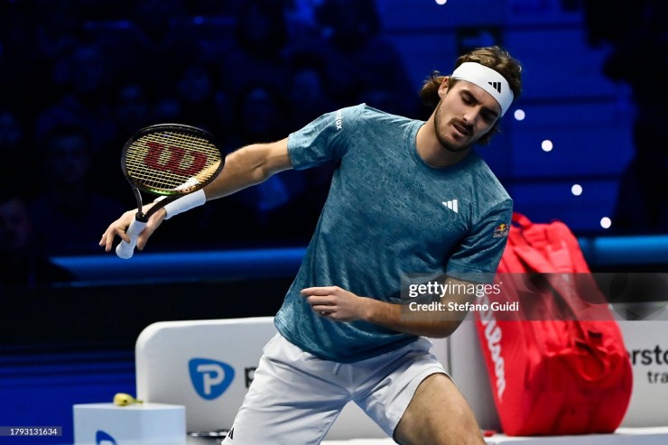 Tsitsipas bỏ cuộc chỉ sau 17 phút thi đấu với Holger Rune, qua đó nói lời chia tay ATP Finals