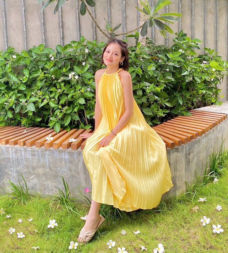 Học cách người yêu cầu thủ Vũ Văn Thanh mặc váy yếm mỏng đi biển đẹp nuột nà - 7