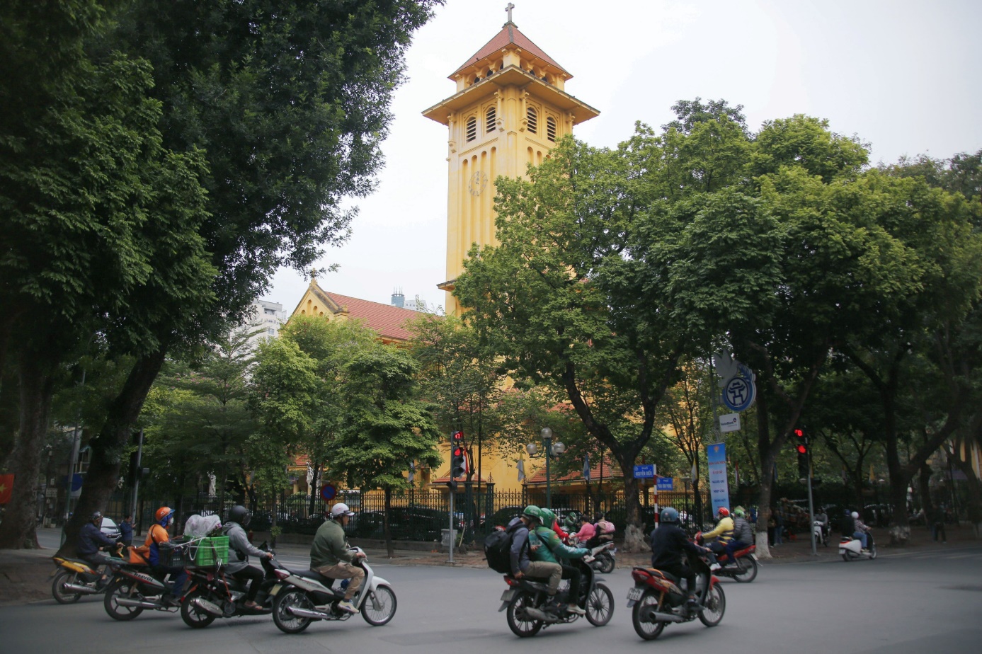Kiến trúc độc đáo hiếm thấy, nhà thờ cổ nổi tiếng ở Hà Nội hút du khách chụp ảnh - 14