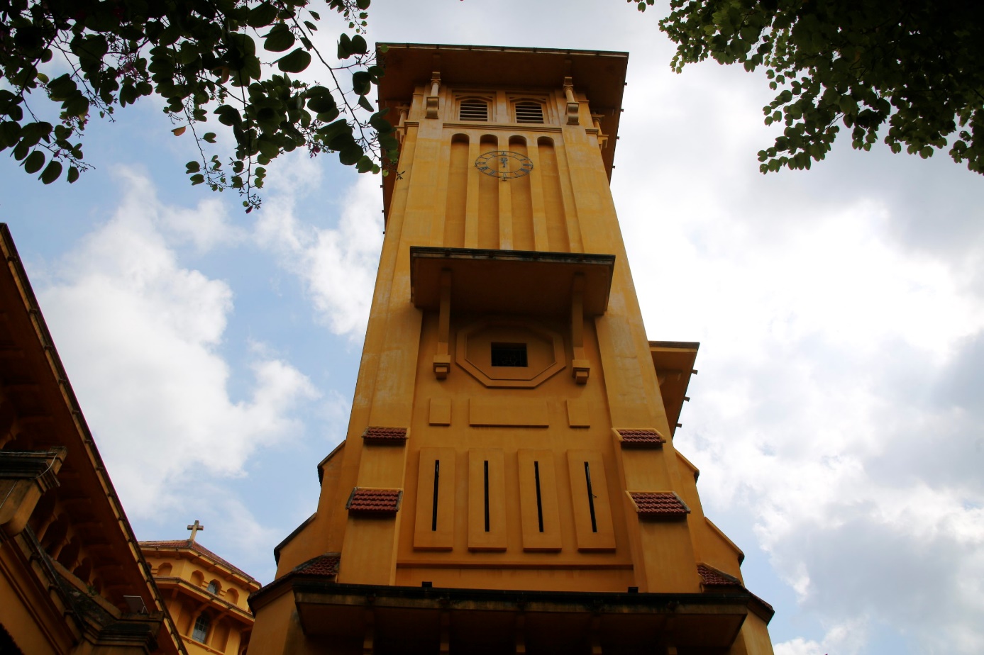 Kiến trúc độc đáo hiếm thấy, nhà thờ cổ nổi tiếng ở Hà Nội hút du khách chụp ảnh - 3