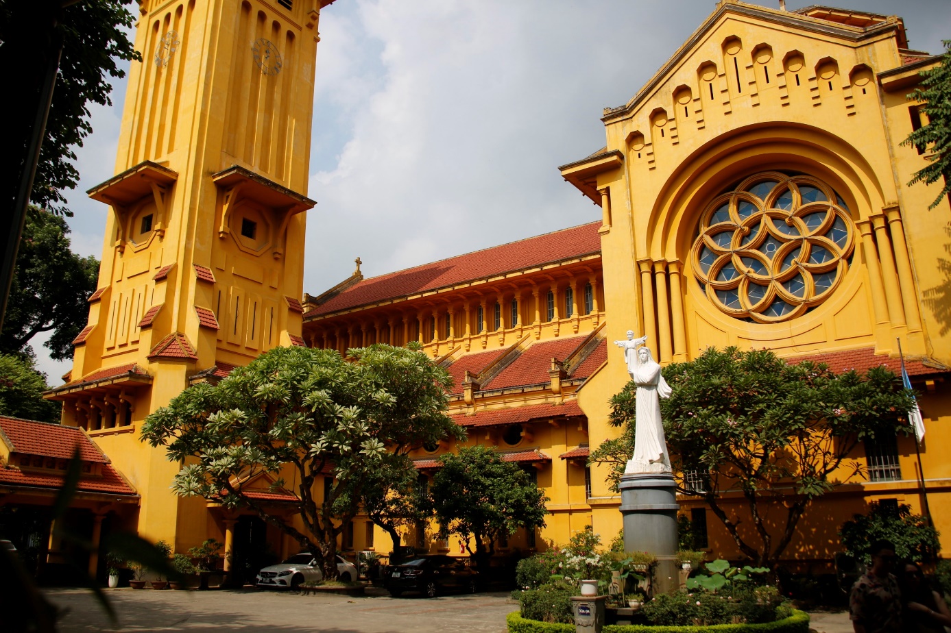 Kiến trúc độc đáo hiếm thấy, nhà thờ cổ nổi tiếng ở Hà Nội hút du khách chụp ảnh - 4