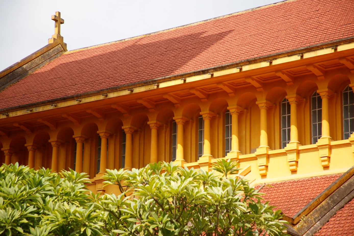 Kiến trúc độc đáo hiếm thấy, nhà thờ cổ nổi tiếng ở Hà Nội hút du khách chụp ảnh - 5
