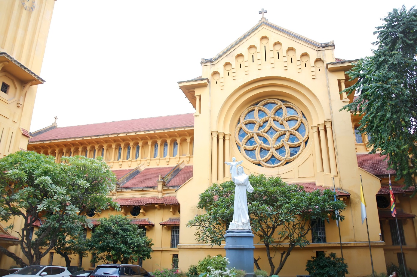 Kiến trúc độc đáo hiếm thấy, nhà thờ cổ nổi tiếng ở Hà Nội hút du khách chụp ảnh - 15