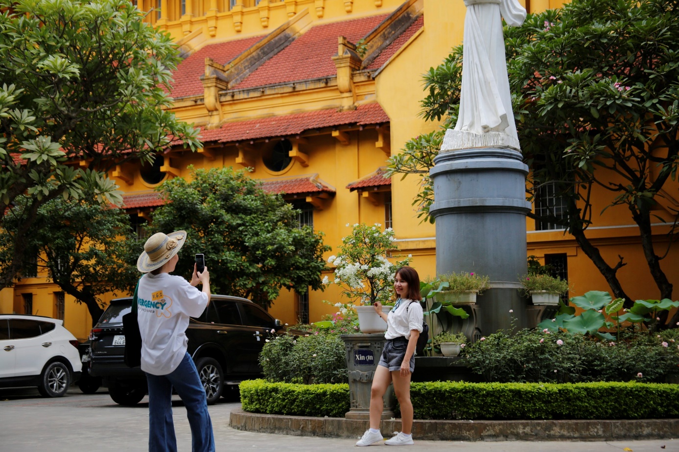 Kiến trúc độc đáo hiếm thấy, nhà thờ cổ nổi tiếng ở Hà Nội hút du khách chụp ảnh - 13