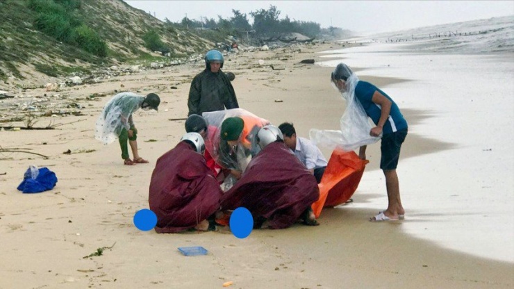 Phát hiện thi thể nữ trôi dạt vào bờ biển Thừa Thiên Huế - 1