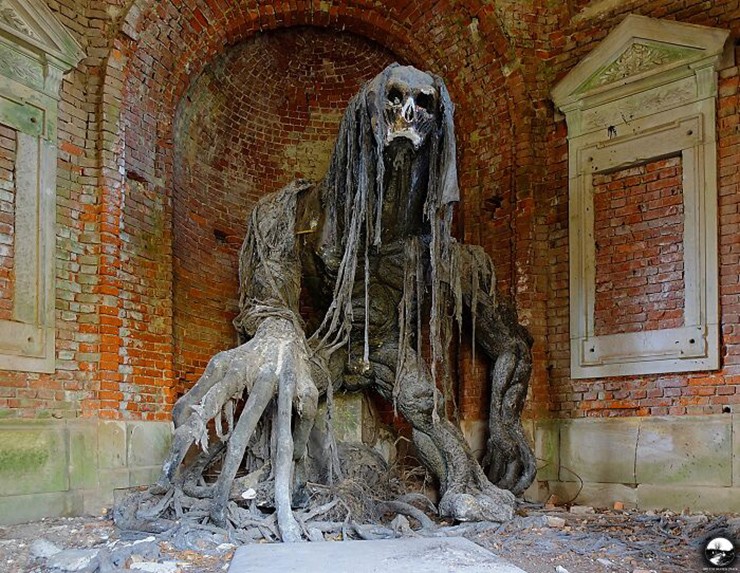 Tác phẩm điêu khắc về quỷ trong lăng mộ mục nát ở Ba Lan khiến người ta ám ảnh khi nhìn thấy.
