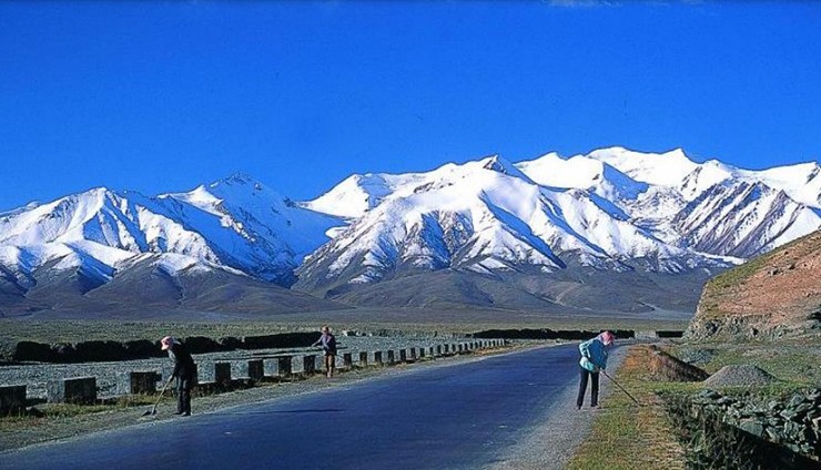 Đường cao tốc Thanh Tạng dài 1.160km nằm song song với đường tàu hỏa Thanh Hải - Tibet, chạy từ Thanh Hải qua núi Côn Lôn và kết thúc tại&nbsp;Lhasa. Đây là con đường cao nhất thế giới (khoảng 4.000m so với mực nước biển), du khách cần mang theo bình oxy khi di chuyển trên đoạn đường này.
