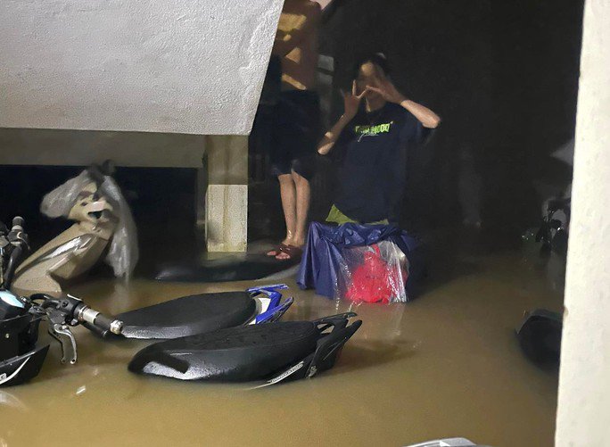 Xe máy không kịp di chuyển nên bị ngập trong đêm 14-11.