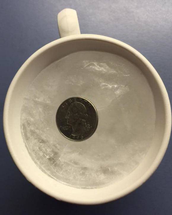 Để cốc nước đá có đồng xu vào tủ lạnh: Lợi ích tuyệt vời ít người biết - 1