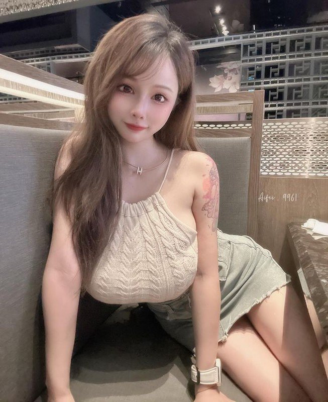 Hot girl xinh đẹp mặc như không thả dáng bên xe phân khối lớn - 1