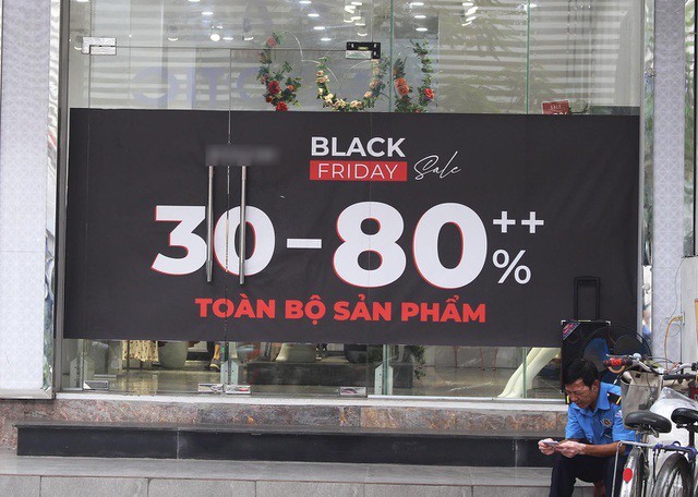 Những ngày này, trên các đường phố, đâu đâu cũng chăng biển giảm giá Black Friday.