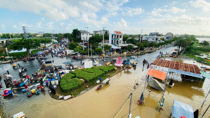 Nắng lên, phố cổ Hội An vẫn ngập nặng, người dân đi lại bằng thuyền - 3