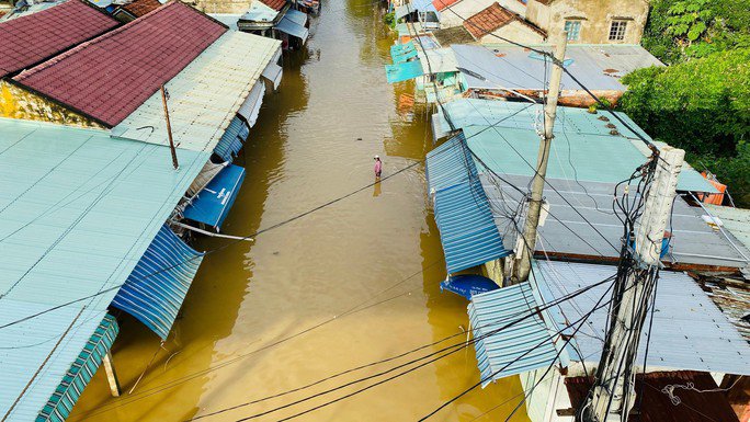 Nắng lên, phố cổ Hội An vẫn ngập nặng, người dân đi lại bằng thuyền - 2