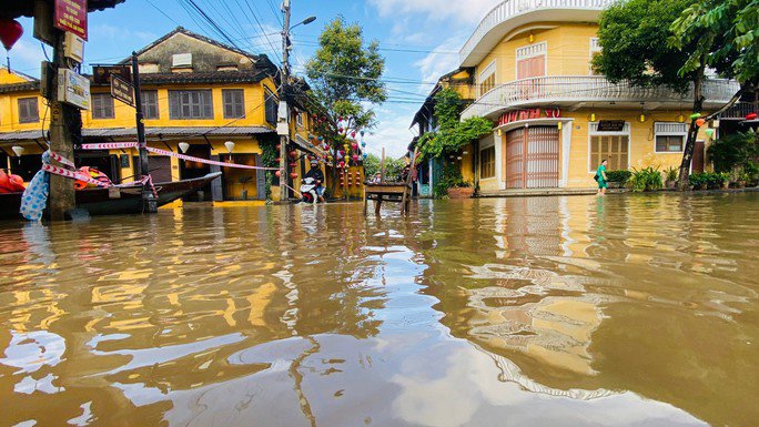 Nắng lên, phố cổ Hội An vẫn ngập nặng, người dân đi lại bằng thuyền - 7