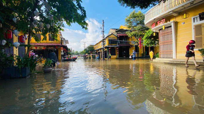 Nắng lên, phố cổ Hội An vẫn ngập nặng, người dân đi lại bằng thuyền - 6