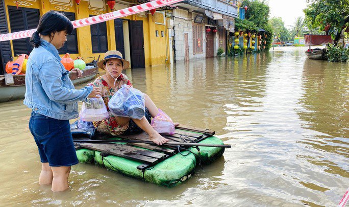 Nắng lên, phố cổ Hội An vẫn ngập nặng, người dân đi lại bằng thuyền - 12